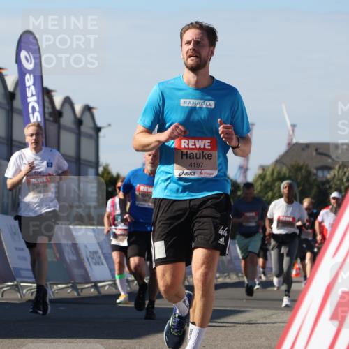 03.10.2025 - Köhlbrandbrückenlauf Luisa Fischer http://msf.ph/oto/9032588 03.10.2025 13:09:01 Ziel 4057, 4138, 4197, 4346, 4381, 4403, 4505, 4544, 5705, 5842, 5953, 6233, 6372, 6630 meine-sportfotos.de