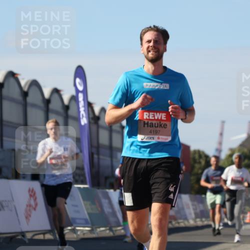 03.10.2025 - Köhlbrandbrückenlauf Luisa Fischer http://msf.ph/oto/9032594 03.10.2025 13:09:02 Ziel 4057, 4138, 4197, 4346, 4381, 4403, 4505, 4544, 5705, 5842, 5953, 6233, 6372, 6630 meine-sportfotos.de