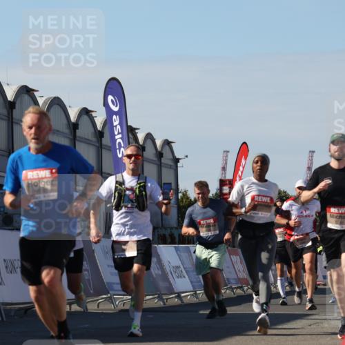 03.10.2025 - Köhlbrandbrückenlauf Luisa Fischer http://msf.ph/oto/9032615 03.10.2025 13:09:05 Ziel 4057, 4138, 4197, 4346, 4351, 4381, 4403, 4486, 4505, 4901, 5242, 5705, 5842, 5953, 6372, 6562, 6630, 6814, 6816 meine-sportfotos.de