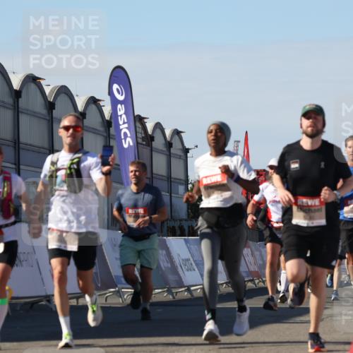 03.10.2025 - Köhlbrandbrückenlauf Luisa Fischer http://msf.ph/oto/9032626 03.10.2025 13:09:06 Ziel 4057, 4138, 4197, 4346, 4351, 4381, 4403, 4486, 4505, 4901, 5242, 5705, 5842, 5953, 6372, 6562, 6630, 6814, 6816 meine-sportfotos.de