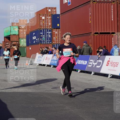 03.10.2025 - Köhlbrandbrückenlauf Michael Burmester http://msf.ph/oto/9032628 03.10.2025 10:40:03 Ziel 2426, 2516, 2926, 2927, 2928 meine-sportfotos.de