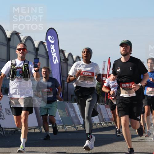 03.10.2025 - Köhlbrandbrückenlauf Luisa Fischer http://msf.ph/oto/9032630 03.10.2025 13:09:06 Ziel 4057, 4138, 4197, 4346, 4351, 4381, 4403, 4486, 4505, 4901, 5242, 5705, 5842, 5953, 6372, 6562, 6630, 6814, 6816 meine-sportfotos.de