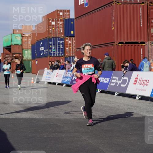 03.10.2025 - Köhlbrandbrückenlauf Michael Burmester http://msf.ph/oto/9032634 03.10.2025 10:40:03 Ziel 2426, 2516, 2926, 2927, 2928 meine-sportfotos.de