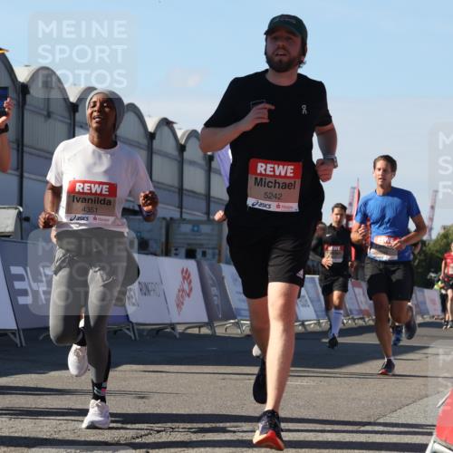 03.10.2025 - Köhlbrandbrückenlauf Luisa Fischer http://msf.ph/oto/9032647 03.10.2025 13:09:08 Ziel 4057, 4197, 4346, 4351, 4377, 4381, 4403, 4486, 4505, 4901, 5242, 5740, 5953, 6372, 6562, 6630, 6814, 6816 meine-sportfotos.de
