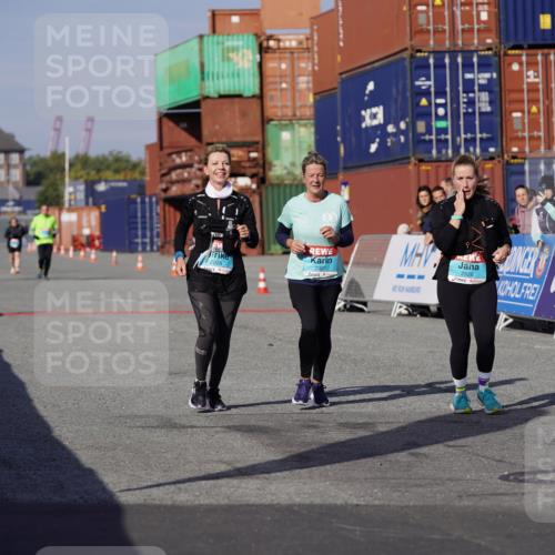03.10.2025 - Köhlbrandbrückenlauf Michael Burmester http://msf.ph/oto/9032650 03.10.2025 10:40:07 Ziel 2926, 2927, 2928 meine-sportfotos.de