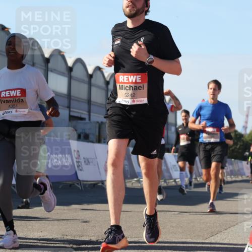 03.10.2025 - Köhlbrandbrückenlauf Luisa Fischer http://msf.ph/oto/9032651 03.10.2025 13:09:08 Ziel 4057, 4197, 4346, 4351, 4377, 4381, 4403, 4486, 4505, 4901, 5242, 5740, 5953, 6372, 6562, 6630, 6814, 6816 meine-sportfotos.de