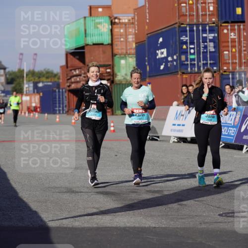 03.10.2025 - Köhlbrandbrückenlauf Michael Burmester http://msf.ph/oto/9032656 03.10.2025 10:40:07 Ziel 2926, 2927, 2928 meine-sportfotos.de