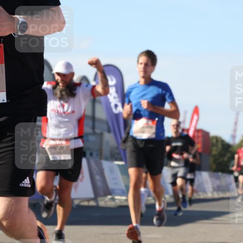 03.10.2025 - Köhlbrandbrückenlauf Luisa Fischer http://msf.ph/oto/9032658 03.10.2025 13:09:09 Ziel 4057, 4197, 4346, 4351, 4377, 4381, 4403, 4486, 4505, 4901, 5242, 5740, 5953, 6372, 6562, 6630, 6814, 6816 meine-sportfotos.de