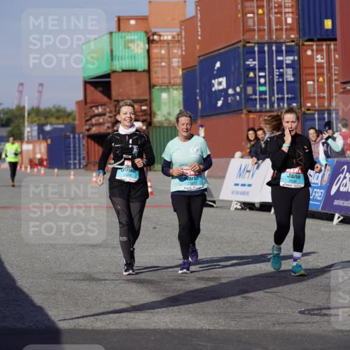 03.10.2025 - Köhlbrandbrückenlauf Michael Burmester http://msf.ph/oto/9032662 03.10.2025 10:40:07 Ziel 2926, 2927, 2928 meine-sportfotos.de