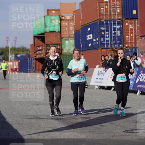 03.10.2025 - Köhlbrandbrückenlauf Michael Burmester http://msf.ph/oto/9032666 03.10.2025 10:40:08 Ziel 2926, 2927, 2928 meine-sportfotos.de
