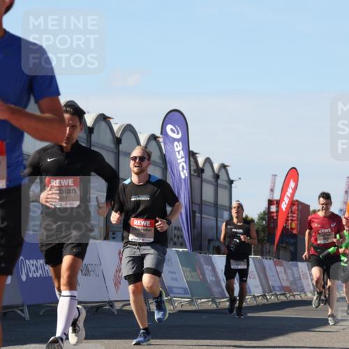 03.10.2025 - Köhlbrandbrückenlauf Luisa Fischer http://msf.ph/oto/9032675 03.10.2025 13:09:11 Ziel 4057, 4197, 4334, 4346, 4351, 4377, 4381, 4486, 4901, 5242, 5740, 5953, 6037, 6562, 6630, 6814, 6816 meine-sportfotos.de