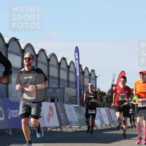 03.10.2025 - Köhlbrandbrückenlauf Luisa Fischer http://msf.ph/oto/9032680 03.10.2025 13:09:12 Ziel 4197, 4334, 4346, 4351, 4377, 4381, 4486, 4901, 5242, 5740, 5953, 6037, 6562, 6630, 6814, 6816 meine-sportfotos.de