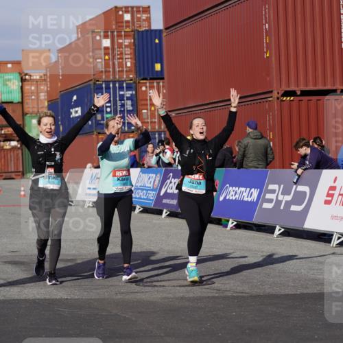03.10.2025 - Köhlbrandbrückenlauf Michael Burmester http://msf.ph/oto/9032682 03.10.2025 10:40:09 Ziel 2926, 2927, 2928 meine-sportfotos.de