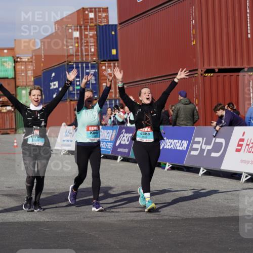 03.10.2025 - Köhlbrandbrückenlauf Michael Burmester http://msf.ph/oto/9032687 03.10.2025 10:40:09 Ziel 2926, 2927, 2928 meine-sportfotos.de