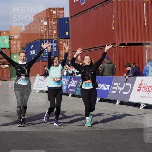 03.10.2025 - Köhlbrandbrückenlauf Michael Burmester http://msf.ph/oto/9032692 03.10.2025 10:40:09 Ziel 2926, 2927, 2928 meine-sportfotos.de