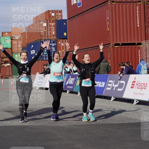 03.10.2025 - Köhlbrandbrückenlauf Michael Burmester http://msf.ph/oto/9032697 03.10.2025 10:40:09 Ziel 2926, 2927, 2928 meine-sportfotos.de