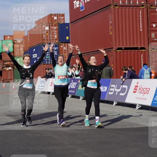 03.10.2025 - Köhlbrandbrückenlauf Michael Burmester http://msf.ph/oto/9032701 03.10.2025 10:40:10 Ziel 2926, 2927, 2928 meine-sportfotos.de