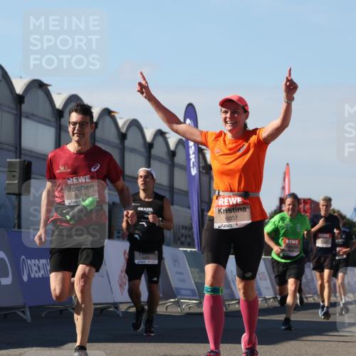 03.10.2025 - Köhlbrandbrückenlauf Luisa Fischer http://msf.ph/oto/9032702 03.10.2025 13:09:14 Ziel 4197, 4334, 4351, 4377, 4486, 4681, 4901, 5242, 5740, 5953, 6037, 6062, 6349, 6562, 6630, 6814, 6816 meine-sportfotos.de