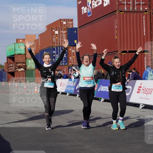 03.10.2025 - Köhlbrandbrückenlauf Michael Burmester http://msf.ph/oto/9032706 03.10.2025 10:40:10 Ziel 2926, 2927, 2928 meine-sportfotos.de