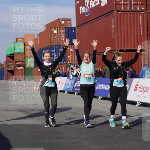 03.10.2025 - Köhlbrandbrückenlauf Michael Burmester http://msf.ph/oto/9032714 03.10.2025 10:40:10 Ziel 2926, 2927, 2928 meine-sportfotos.de