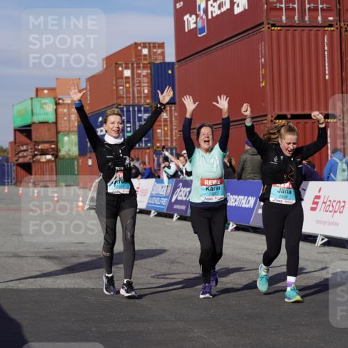 03.10.2025 - Köhlbrandbrückenlauf Michael Burmester http://msf.ph/oto/9032721 03.10.2025 10:40:10 Ziel 2926, 2927, 2928 meine-sportfotos.de