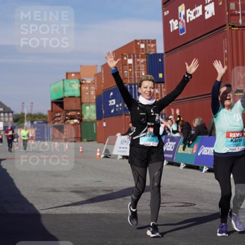 03.10.2025 - Köhlbrandbrückenlauf Michael Burmester http://msf.ph/oto/9032727 03.10.2025 10:40:11 Ziel 2926, 2927, 2928 meine-sportfotos.de