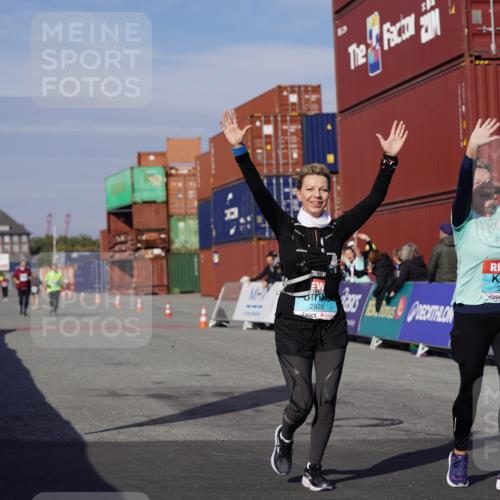 03.10.2025 - Köhlbrandbrückenlauf Michael Burmester http://msf.ph/oto/9032733 03.10.2025 10:40:11 Ziel 2926, 2927, 2928 meine-sportfotos.de