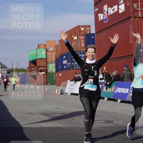 03.10.2025 - Köhlbrandbrückenlauf Michael Burmester http://msf.ph/oto/9032739 03.10.2025 10:40:11 Ziel 2926, 2927, 2928 meine-sportfotos.de