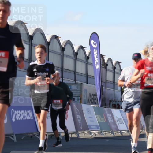 03.10.2025 - Köhlbrandbrückenlauf Luisa Fischer http://msf.ph/oto/9032750 03.10.2025 13:09:19 Ziel 4129, 4134, 4334, 4351, 4377, 4486, 4681, 4901, 5061, 5242, 5352, 5740, 6037, 6062, 6349, 6562, 6661, 6743, 6814, 6816 meine-sportfotos.de