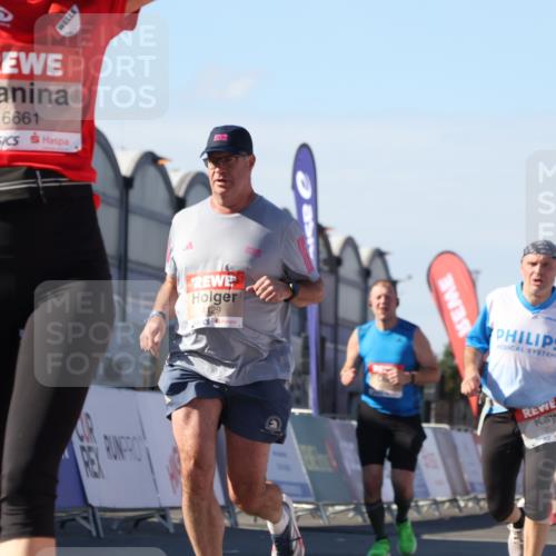 03.10.2025 - Köhlbrandbrückenlauf Luisa Fischer http://msf.ph/oto/9032769 03.10.2025 13:09:21 Ziel 4129, 4134, 4212, 4334, 4377, 4486, 4681, 4901, 5061, 5352, 5740, 6037, 6062, 6349, 6562, 6661, 6743 meine-sportfotos.de