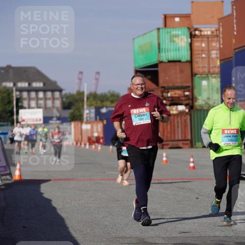 03.10.2025 - Köhlbrandbrückenlauf Michael Burmester http://msf.ph/oto/9032783 03.10.2025 10:40:25 Ziel 2480, 3319, 3349 meine-sportfotos.de