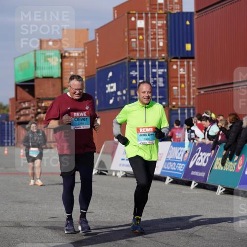 03.10.2025 - Köhlbrandbrückenlauf Michael Burmester http://msf.ph/oto/9032788 03.10.2025 10:40:27 Ziel 2480, 3319, 3349 meine-sportfotos.de