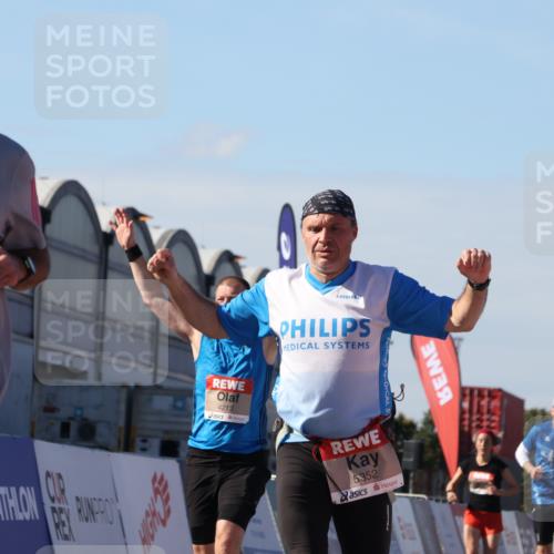 03.10.2025 - Köhlbrandbrückenlauf Luisa Fischer http://msf.ph/oto/9032791 03.10.2025 13:09:23 Ziel 4129, 4134, 4212, 4334, 4377, 4681, 5061, 5352, 5740, 6037, 6062, 6349, 6661, 6743 meine-sportfotos.de