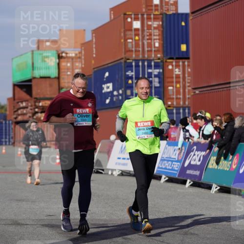 03.10.2025 - Köhlbrandbrückenlauf Michael Burmester http://msf.ph/oto/9032794 03.10.2025 10:40:27 Ziel 2480, 3319, 3349 meine-sportfotos.de