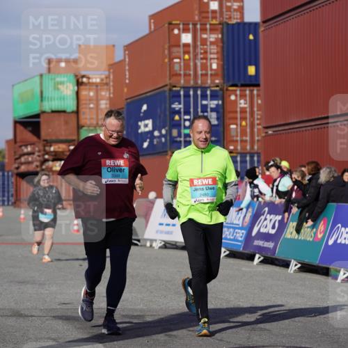 03.10.2025 - Köhlbrandbrückenlauf Michael Burmester http://msf.ph/oto/9032799 03.10.2025 10:40:27 Ziel 2480, 3319, 3349 meine-sportfotos.de