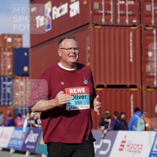 03.10.2025 - Köhlbrandbrückenlauf Michael Burmester http://msf.ph/oto/9032817 03.10.2025 10:40:30 Ziel 2480, 3319, 3349 meine-sportfotos.de