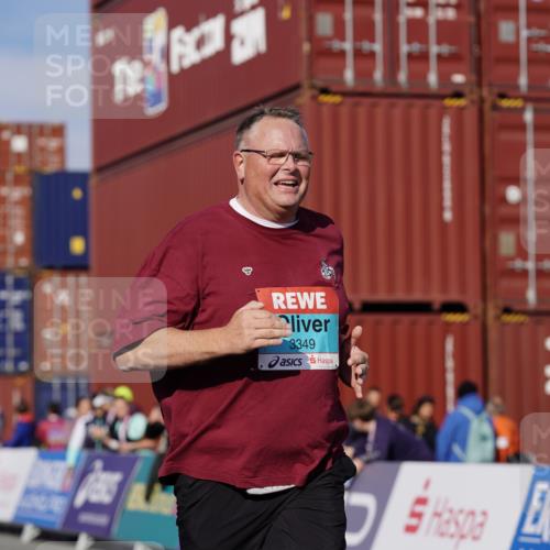 03.10.2025 - Köhlbrandbrückenlauf Michael Burmester http://msf.ph/oto/9032821 03.10.2025 10:40:30 Ziel 2480, 3319, 3349 meine-sportfotos.de
