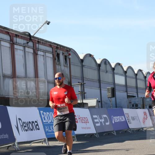 03.10.2025 - Köhlbrandbrückenlauf Luisa Fischer http://msf.ph/oto/9032910 03.10.2025 13:09:44 Ziel 4262, 4358, 4365, 4502, 4614, 5803, 5813, 5907, 5941, 6308, 6379, 6438, 6659, 6803 meine-sportfotos.de