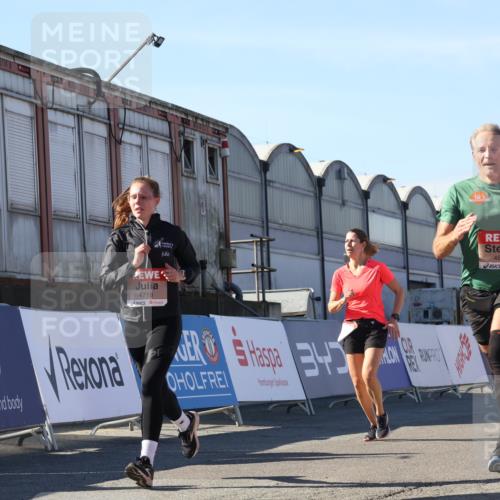 03.10.2025 - Köhlbrandbrückenlauf Luisa Fischer http://msf.ph/oto/9032929 03.10.2025 13:09:52 Ziel 4260, 4502, 4625, 4718, 4837, 5520, 5763, 5941, 6308, 6659, 6750 meine-sportfotos.de