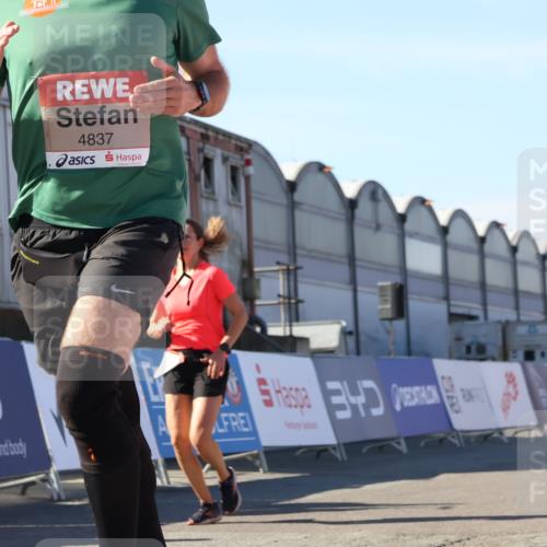 03.10.2025 - Köhlbrandbrückenlauf Luisa Fischer http://msf.ph/oto/9032943 03.10.2025 13:09:54 Ziel 4260, 4625, 4718, 4837, 5520, 5763, 5941, 6308, 6659, 6750 meine-sportfotos.de