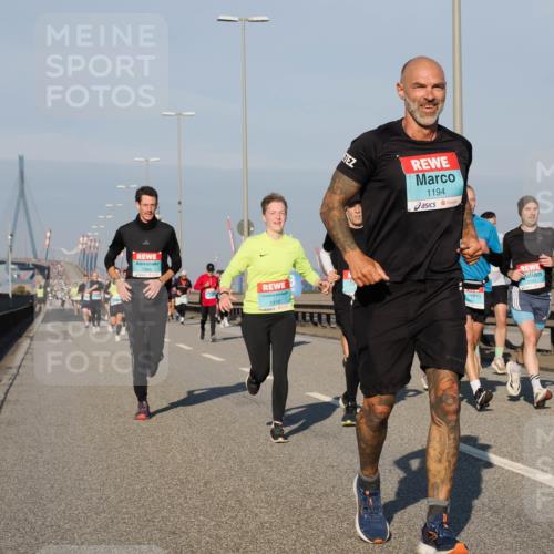 03.10.2025 - Köhlbrandbrückenlauf Fabian Wolf http://msf.ph/oto/9032944 03.10.2025 09:47:03 Position 3 1368, 1110, 1194 meine-sportfotos.de