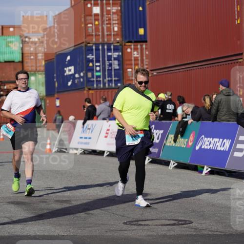 03.10.2025 - Köhlbrandbrückenlauf Michael Burmester http://msf.ph/oto/9032950 03.10.2025 10:40:53 Ziel 1518, 1981, 2223, 2260, 2485, 3080 meine-sportfotos.de