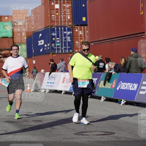 03.10.2025 - Köhlbrandbrückenlauf Michael Burmester http://msf.ph/oto/9032958 03.10.2025 10:40:53 Ziel 1518, 1981, 2223, 2260, 2485, 3080 meine-sportfotos.de