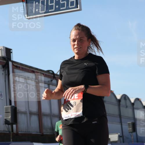 03.10.2025 - Köhlbrandbrückenlauf Luisa Fischer http://msf.ph/oto/9032971 03.10.2025 13:09:57 Ziel 4260, 4625, 4718, 4787, 4837, 4929, 5520, 5763, 5941, 6083, 6750, 6764 meine-sportfotos.de