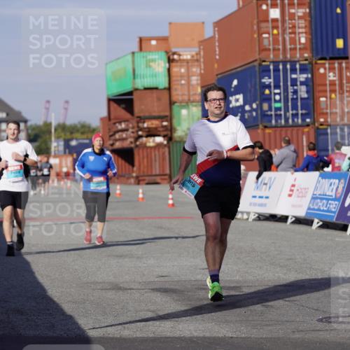 03.10.2025 - Köhlbrandbrückenlauf Michael Burmester http://msf.ph/oto/9032976 03.10.2025 10:40:54 Ziel 1518, 1981, 2223, 2260, 2485, 3080 meine-sportfotos.de