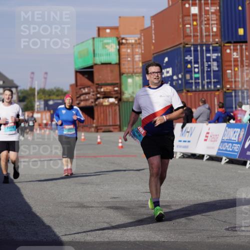 03.10.2025 - Köhlbrandbrückenlauf Michael Burmester http://msf.ph/oto/9032985 03.10.2025 10:40:54 Ziel 1518, 1981, 2223, 2260, 2485, 3080 meine-sportfotos.de