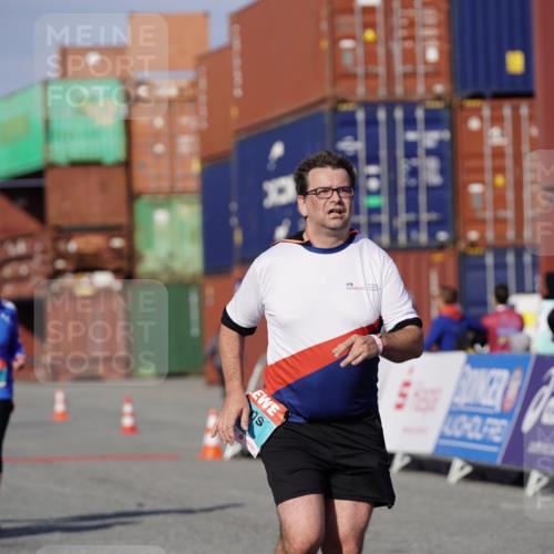 03.10.2025 - Köhlbrandbrückenlauf Michael Burmester http://msf.ph/oto/9032990 03.10.2025 10:40:55 Ziel 1518, 1981, 2223, 2260, 2485, 3080 meine-sportfotos.de
