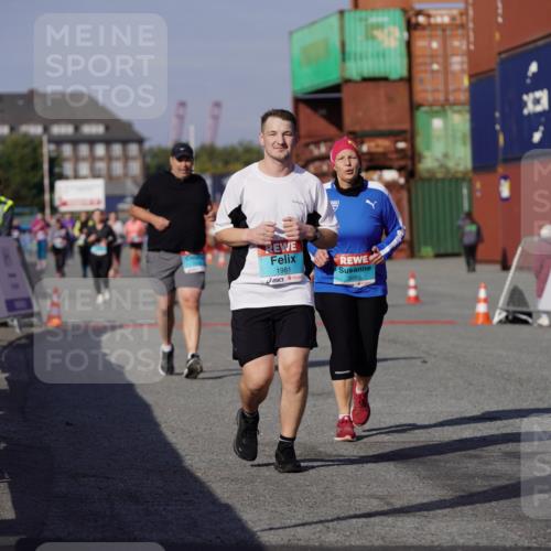 03.10.2025 - Köhlbrandbrückenlauf Michael Burmester http://msf.ph/oto/9033013 03.10.2025 10:40:57 Ziel 1518, 1981, 2223, 2260, 2485, 3080 meine-sportfotos.de