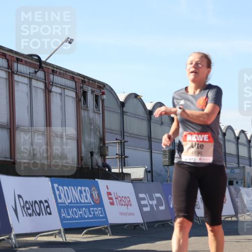 03.10.2025 - Köhlbrandbrückenlauf Luisa Fischer http://msf.ph/oto/9033022 03.10.2025 13:10:07 Ziel 4196, 4343, 4573, 4730, 4787, 4929, 5763, 5977, 6083, 6111, 6428, 6432, 6764, 6813 meine-sportfotos.de