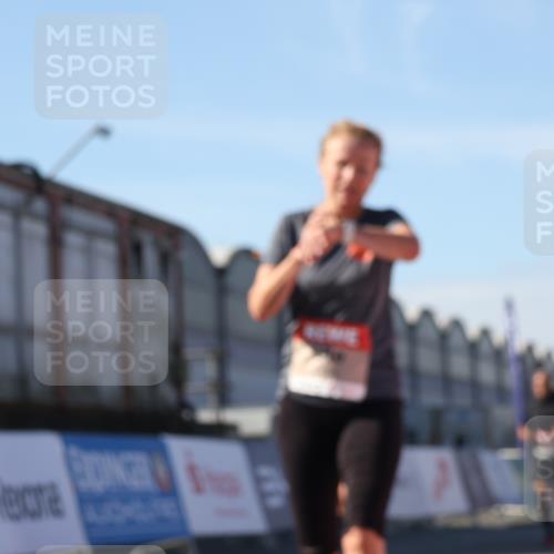 03.10.2025 - Köhlbrandbrückenlauf Luisa Fischer http://msf.ph/oto/9033029 03.10.2025 13:10:08 Ziel 4196, 4343, 4573, 4683, 4730, 4787, 4929, 5763, 5977, 6083, 6111, 6428, 6432, 6764, 6813 meine-sportfotos.de